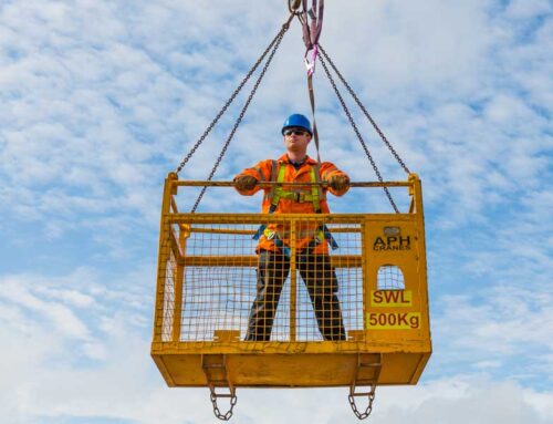 Werken met manbak aan torenkraan of hijskraan